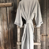 Gaiši zili/pelēki sīki svītrota lina auduma kimono tipa halāts