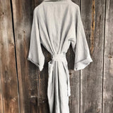 Gaiši zili/pelēki sīki svītrota lina auduma kimono tipa halāts