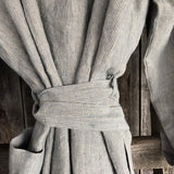 Gaiši zili/pelēki sīki svītrota lina auduma kimono tipa halāts