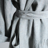 Gaiši zili/pelēki sīki svītrota lina auduma kimono tipa halāts