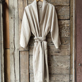 Gaiši bēšīgs mīkstināta lina auduma halāts - kimono tipa modelis ar garām piedurknēm un kabatām