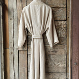 Gaiši bēšīgs mīkstināta lina auduma halāts - kimono tipa modelis ar garām piedurknēm un kabatām