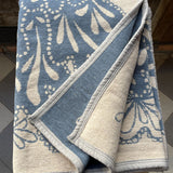 Gaiši zils/balts kokvilnas samta - velūra pleds/sega/gultas pārklājs ar baltām maliņām