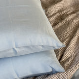 Gaiši zilpelēka toņa mīkstināta lina spilvendrāna