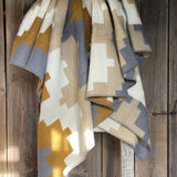 Pelēka/bēšīga/sinepju dzeltena/piena balta toņa 100% aitas vilnas sega ar ģeometrisku ornamentu, 140x205cm