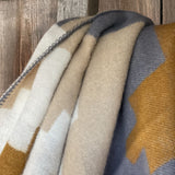 Pelēka/bēšīga/sinepju dzeltena/piena balta toņa 100% aitas vilnas sega ar ģeometrisku ornamentu, 140x205cm