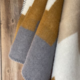 Pelēka/bēšīga/sinepju dzeltena/piena balta toņa 100% aitas vilnas sega ar ģeometrisku ornamentu, 140x205cm