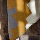 Pelēka/bēšīga/sinepju dzeltena/piena balta toņa 100% aitas vilnas sega ar ģeometrisku ornamentu, 140x205cm