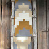 Pelēka/bēšīga/sinepju dzeltena/piena balta toņa 100% aitas vilnas sega ar ģeometrisku ornamentu, 140x205cm