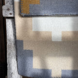 Pelēka/bēšīga/sinepju dzeltena/piena balta toņa 100% aitas vilnas sega ar ģeometrisku ornamentu, 140x205cm