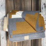 Pelēka/bēšīga/sinepju dzeltena/piena balta toņa 100% aitas vilnas sega ar ģeometrisku ornamentu, 140x205cm