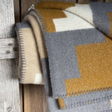 Pelēka/bēšīga/sinepju dzeltena/piena balta toņa 100% aitas vilnas sega ar ģeometrisku ornamentu, 140x205cm