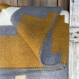 Pelēka/bēšīga/sinepju dzeltena/piena balta toņa 100% aitas vilnas sega ar ģeometrisku ornamentu, 140x205cm