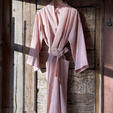 Maigi rozā mīkstināta lina auduma halāts - kimono tipa modelis ar garām piedurknēm un kabatām