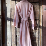 Maigi rozā mīkstināta lina auduma halāts - kimono tipa modelis ar garām piedurknēm un kabatām