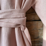 Maigi rozā mīkstināta lina auduma halāts - kimono tipa modelis ar garām piedurknēm un kabatām