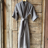 Tumši pelēks mīkstināta lina auduma halāts - vasaras mētelis- kimono tipa - ar īsām piedurknēm un kabatām