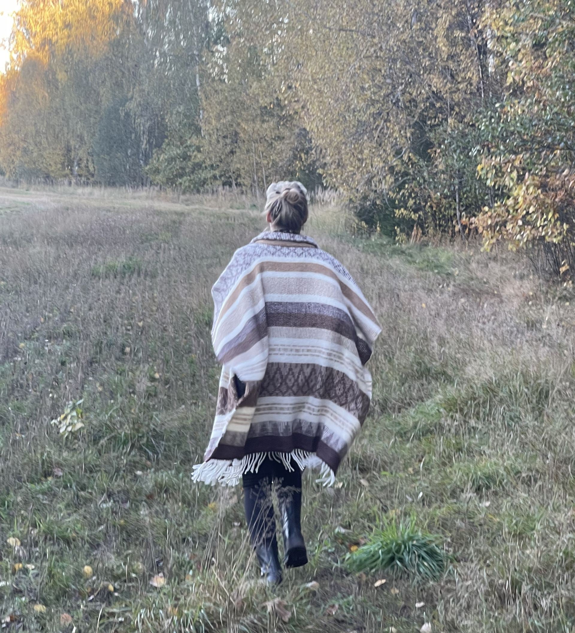 Brūni/bēši/balts alpakas/aitas vilnas garais pončo ar bārkstīm un etno stila ornamentiem