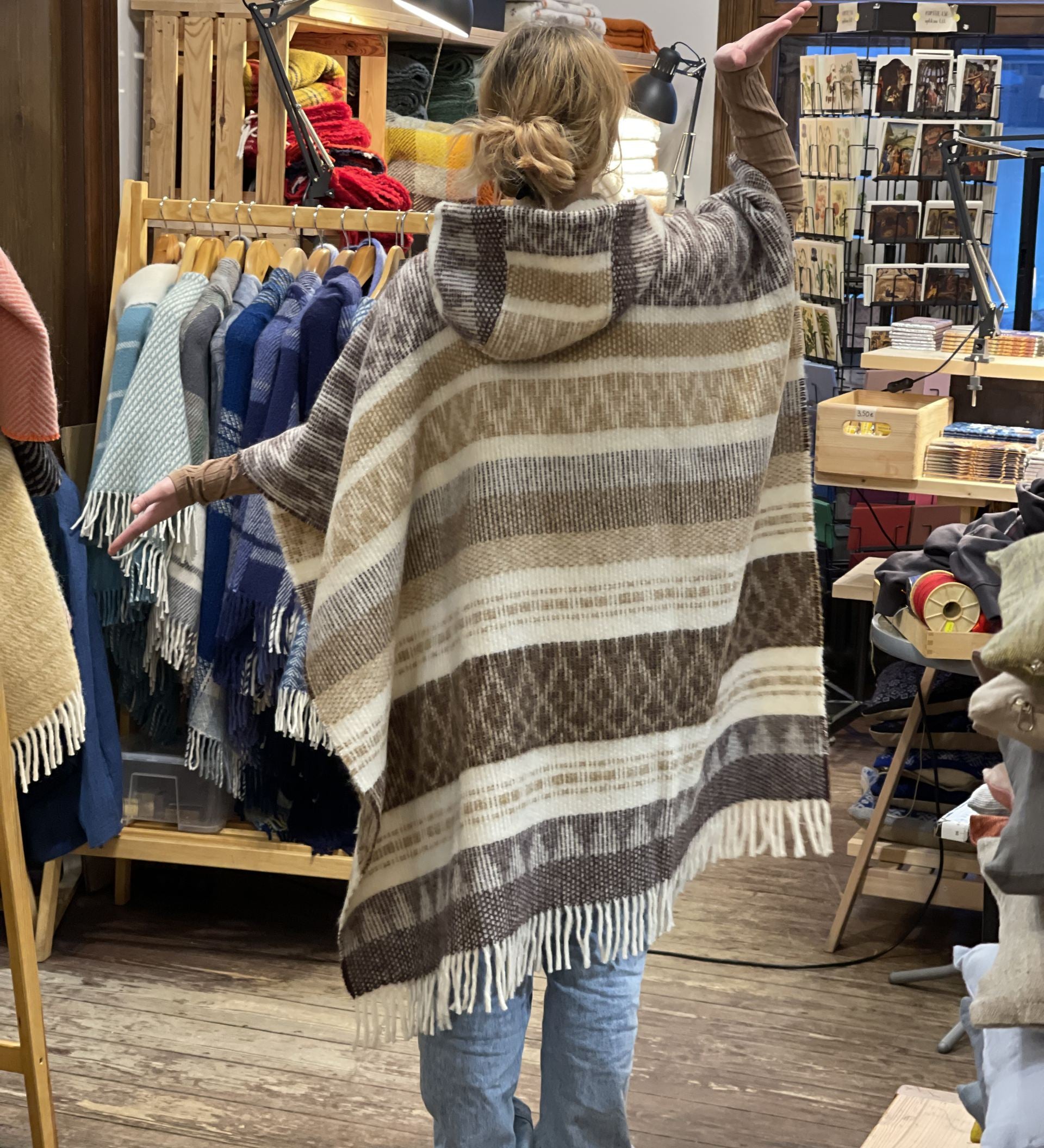 Brūni/bēši/balts alpakas/aitas vilnas garais pončo ar bārkstīm un etno stila ornamentiem