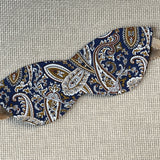 Tumši zila kaķa acu formas miega maska gulēšanai ar karameļu brūnu nierīšu rakstu