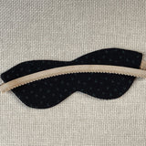 Tumši zila kaķa acu formas miega maska gulēšanai ar karameļu brūnu nierīšu rakstu