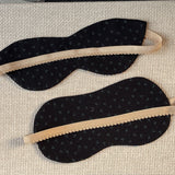 Tumši zila kaķa acu formas miega maska gulēšanai ar karameļu brūnu nierīšu rakstu