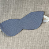 Kaķa acu formas miega maska ar sīku zili/baltu zosu kājiņu rakstu