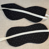 Kaķa acu formas miega maska ar sīku zili/baltu zosu kājiņu rakstu