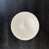Balta sojas vaska svece ar lavandas aromātu un kaltētu lavandu