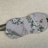 Maigi pūderrozā miega maska ar apaļiem stūrīšiem gulēšanai, ziedošiem kokiem un putniem