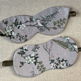 Maigi pūderrozā miega maska ar apaļiem stūrīšiem gulēšanai, ziedošiem kokiem un putniem