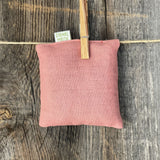 Lavandas spilventiņš, koraļļu rozā lina spilvendrānā