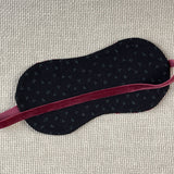 Koši sarkana miega maska ar apaļiem stūrīšiem gulēšanai ar karameļu brūnu nierīšu rakstu