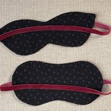 Koši sarkana miega maska ar apaļiem stūrīšiem gulēšanai ar karameļu brūnu nierīšu rakstu