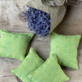 Lavandas spilventiņš, koši zaļā lina spilvendrānā