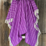 Koši violeta toņa aitas vilnas pleds ar baltām bārkstīm un rakstiņu