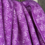 Koši violeta toņa aitas vilnas pleds ar baltām bārkstīm un rakstiņu