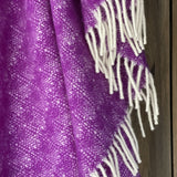 Koši violeta toņa aitas vilnas pleds ar baltām bārkstīm un rakstiņu