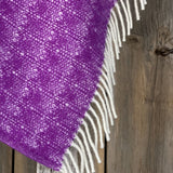 Koši violeta toņa aitas vilnas pleds ar baltām bārkstīm un rakstiņu