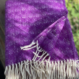 Koši violeta toņa aitas vilnas pleds ar baltām bārkstīm un rakstiņu