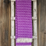 Koši violeta toņa aitas vilnas pleds ar baltām bārkstīm un rakstiņu