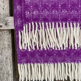 Koši violeta toņa aitas vilnas pleds ar baltām bārkstīm un rakstiņu