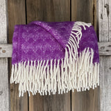 Koši violeta toņa aitas vilnas pleds ar baltām bārkstīm un rakstiņu