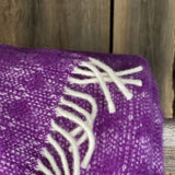 Koši violeta toņa aitas vilnas pleds ar baltām bārkstīm un rakstiņu