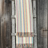 Krāsainas svītriņas uz piena balta fona aitas vilnas pleds ar bārkstīm