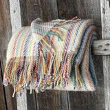 Krāsainas svītriņas uz piena balta fona aitas vilnas pleds ar bārkstīm