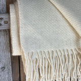 Krēmīgi balta toņa vilnas pleds - ar bārkstīm