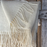 Krēmīgi balta toņa vilnas pleds - ar bārkstīm