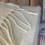 Krēmīgi balta toņa vilnas pleds - ar bārkstīm