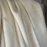 Krēmīgi balta toņa vilnas pleds - ar bārkstīm